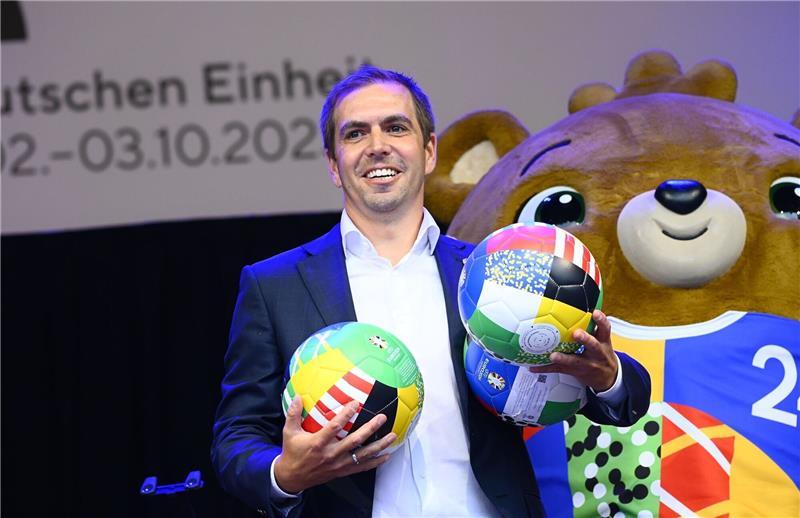 Philipp Lahm, Turnierdirektor EURO 2024, steht während des Bürgerfestes auf der NDR-Bühne am Jungfernstieg.