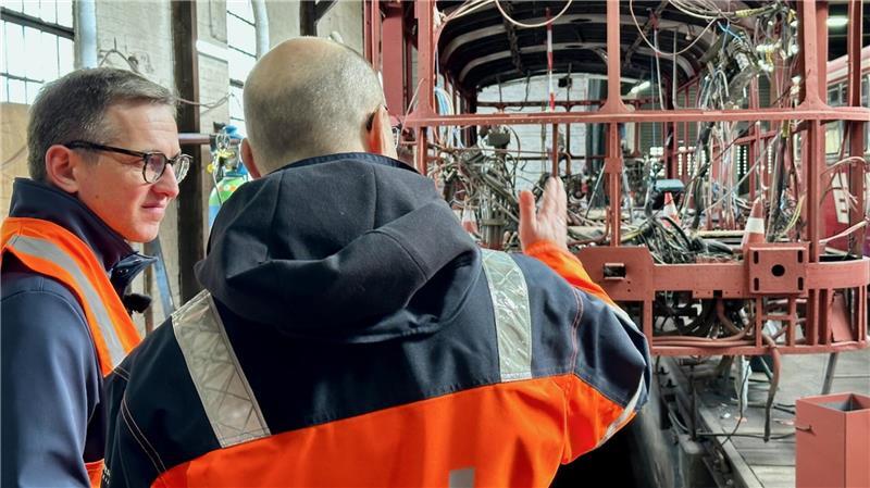 Philipp Nagl lässt sich in der Werkstatt der EVB alles genau erklären.