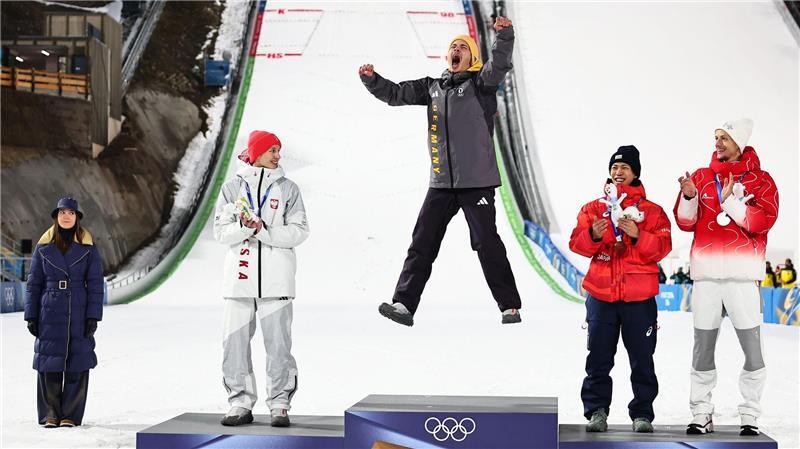 Philipp Raimund (M) jubelte ausgelassen, will sich beim Feiern aber erst einmal zurückhalten.