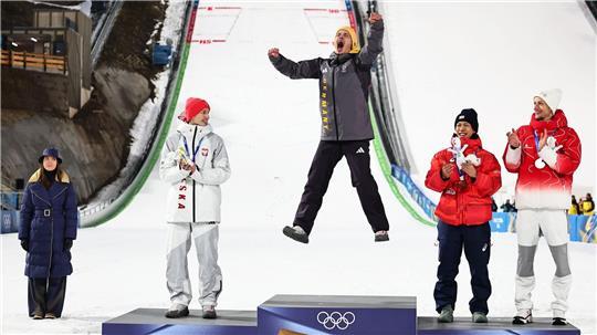 Philipp Raimund (M) jubelte ausgelassen, will sich beim Feiern aber erst einmal zurückhalten.