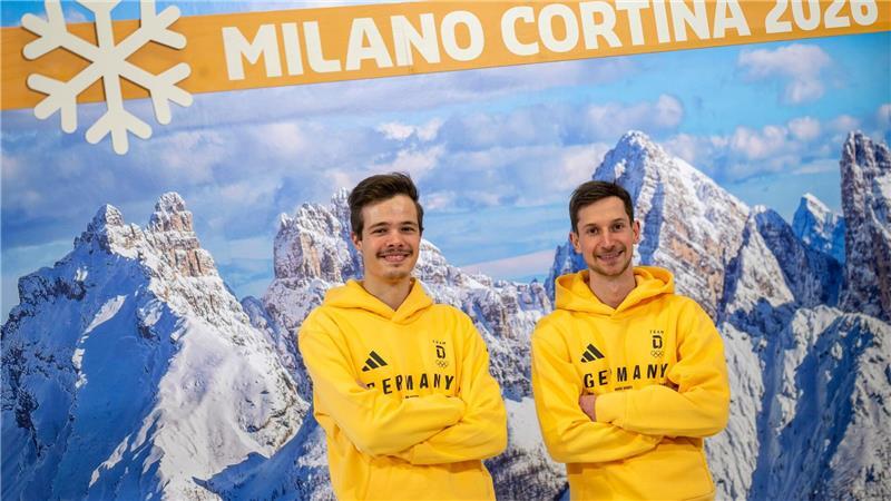 Philipp Raimund (l) und Felix Hoffmann (r) bei der Olympia-Einkleidung.