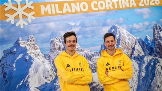 Philipp Raimund (l) und Felix Hoffmann (r) bei der Olympia-Einkleidung.