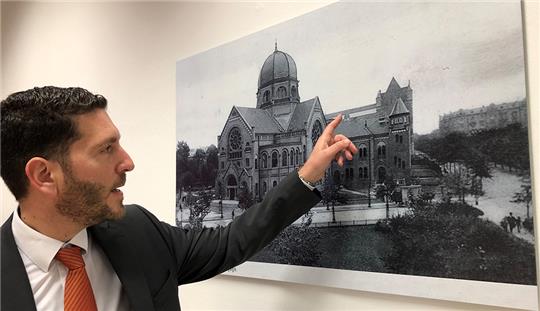 Philipp Stricharz, 1. Vorsitzender der Jüdischen Gemeinde Hamburg, zeigt auf ein historisches Foto der Bornplatzsynagoge. Foto: Christiane Bosch/dpa