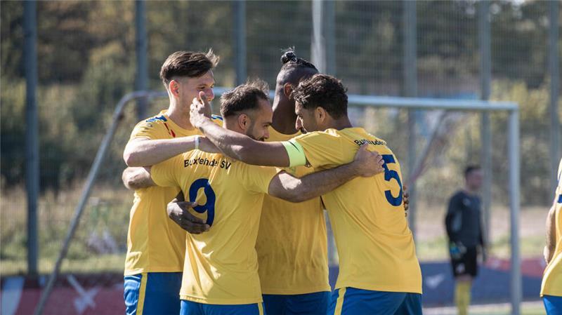 Philipp Waschkau und Herman Mulweme (hinten von links) erzielten die späten Siegtreffer.