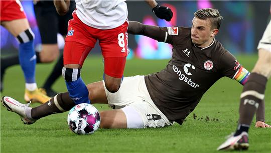 Philipp Ziereis von FC St. Pauli und etliche seiner Teamkameraden sind mit dem Coronavirus infiziert. Foto: Christian Charisius/dpa-Pool/dpa