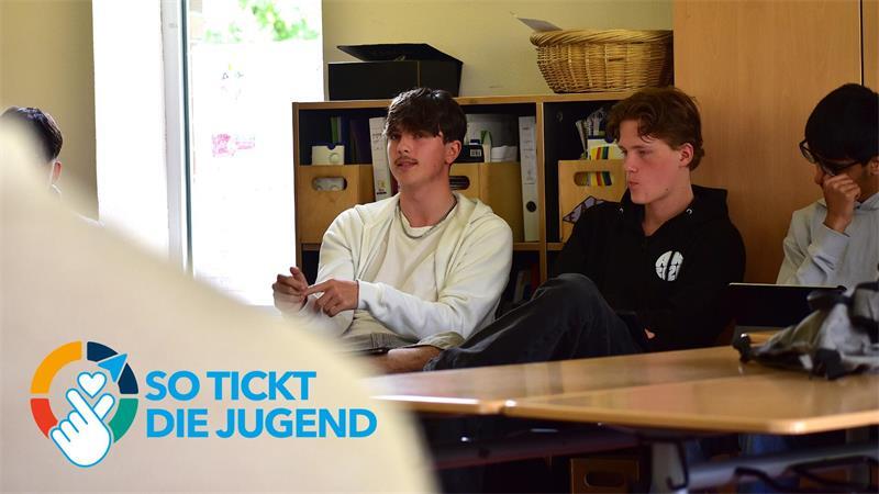 Philipp (links) und Shawn beteiligen sich an der Dikussion rund um die Frage, ob die Politik sich genug um junge Menschen wie sie kümmert.