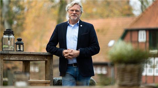Philipp von Stumm, Geschäftsführer des Seminar- und Eventzentrums Gut Thansen, steht auf seinem Gelände. Das Landhotel Gut Thansen in der Lüneburger Heide lockt Servicekräfte mit hohen Prämien. Dafür müssen sie eine Weile bleiben. 
