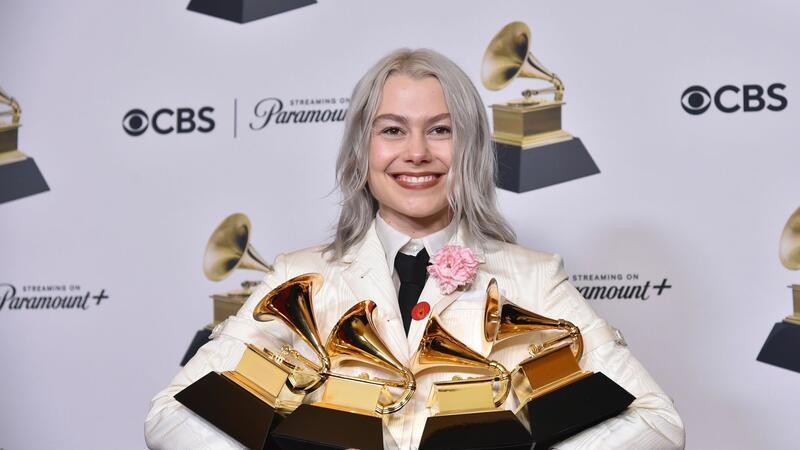 Taylor Swift schreibt mit viertem Album Grammy-Geschichte Phoebe Bridgers gewann die meisten goldenen Grammophone. Insgesamt vier Preise. Drei davon mit ihrer Band Boygenius für das Album „The Record“ und die Single „Not Strong Enough“.