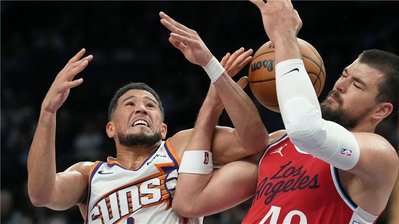 Phoenix Suns-Guard Devin Booker (l) foult Los Angeles Clippers-Center Ivica Zubac.