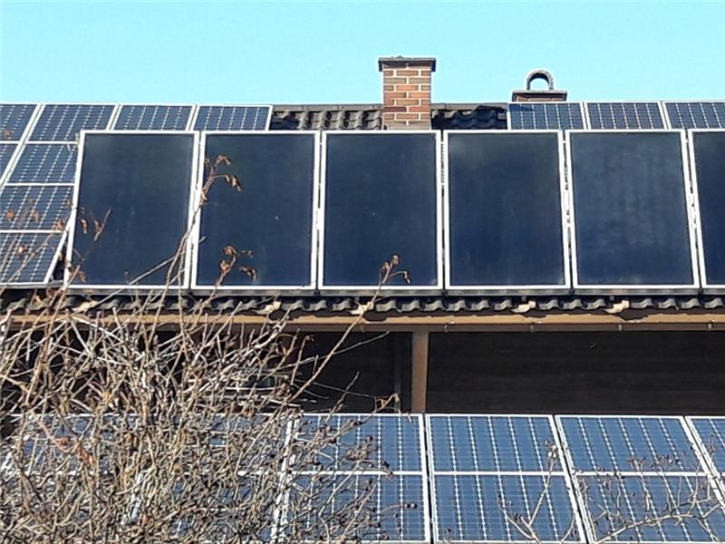 Photovoltaik-Anlagen auf einem Dach: Die Stadt Stadfe hat jetzt ein kostenloses Kataster im Angebot.