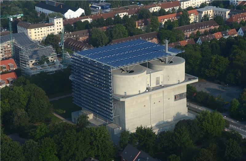 Photovoltaik-Platten säumen den ehemaligen Flakbunker außen. Fotos: dpa