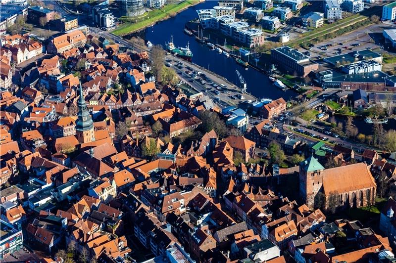 Photovoltaik soll in Stades Zentrum die Ausnahme bleiben. Stadtbaurat Lars Kolk sagt: „Wir haben eine wunderschöne historische Altstadt, deren Dachlandschaft geschützt werden soll.“ Foto: Martin Elsen