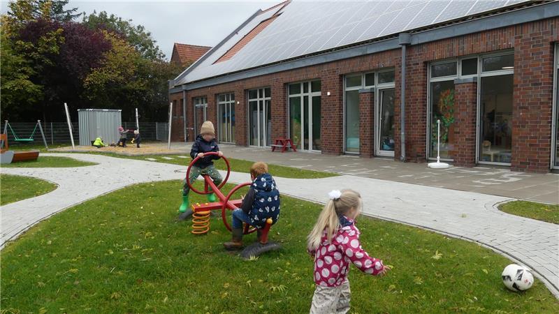 Photovoltaikanlagen auf kommunalen Gebäuden - wie hier auf dem Dach der Elbschiff-Kita in Assel - könnten künftig unter dem Dach eine kommunalen Energie Drochtersen GmbH laufen.