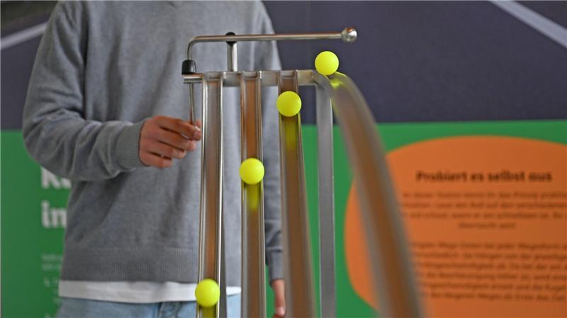 Physik-Experiment: Welcher Ball rollt am schnellsten über die Bahn?