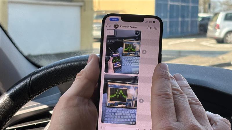 Physiker Ulmer prüft während der Fahrt live, ob die Antiprotonen noch an Ort und Stelle sind. 