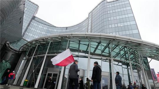 PiS-Anhänger treffen am Hauptsitz des staatlichen polnischen Fernsehsenders TVP ein, um gegen die Maßnahmen der neuen EU-freundlichen Regierung zu protestieren.