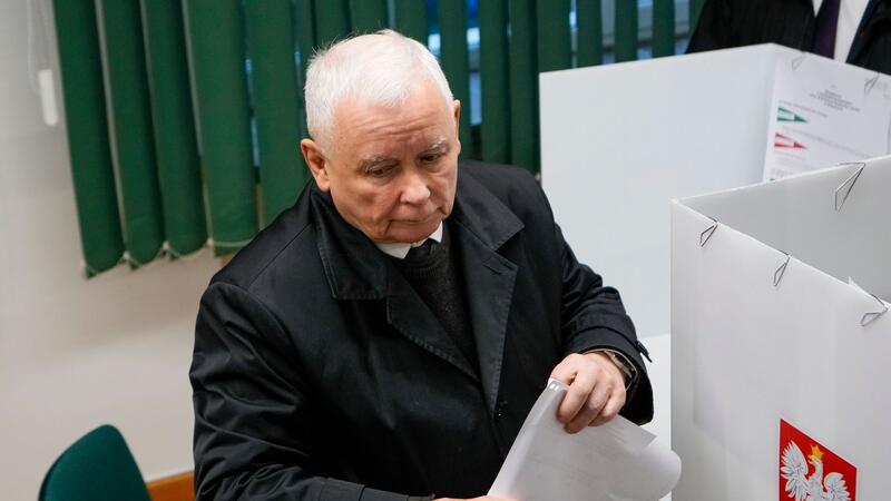 Opposition glaubt nach Polen-Wahl an Sieg - Partei PiS vorn PiS-Chef Jaroslaw Kaczynski im Wahllokal in Warschau.