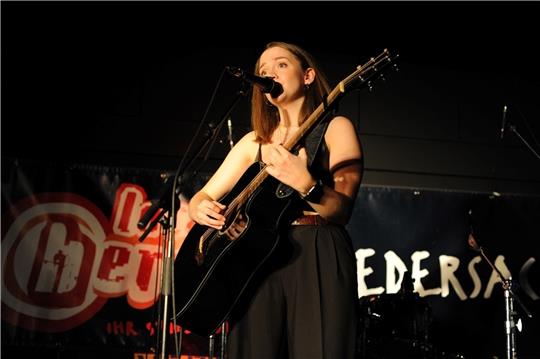 Pia Bitterlich erreichte mit ihren Pop-Songs beim Semifinale Nord von „Local Heroes Niedersachsen“ das zweitbeste Ergebnis der Jury- und Publikumswertung. Foto: Rainer Merkel