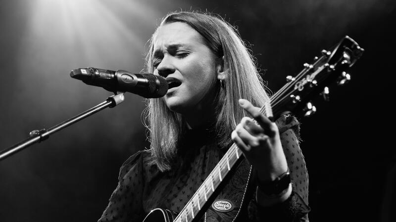 Pia & Band geben ihr erstes eigenes Konzert in der BBS-Kulturkiste Pia Bitterlich tritt mit ihrer Band in der Kulturkiste, dem ehemaligen Theatersaal der Jobelmann-Schule in Stade, auf.
