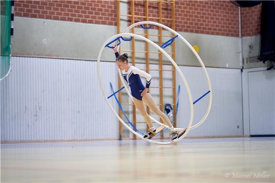 Pia Delz turnt die Spirale - sie belegte Platz 15 in Dortmund. Foto: Manuel Möller