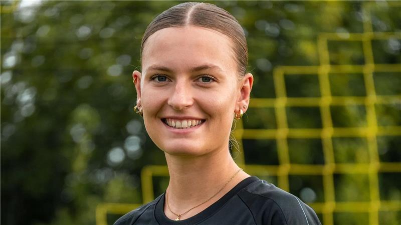 Pia Teetz (24), Kapitänin des TSV Apensen, entzaubert mit ihrer Mannschaft Osterholz.
