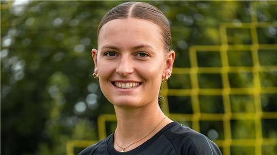 Pia Teetz (24), Kapitänin des TSV Apensen, entzaubert mit ihrer Mannschaft Osterholz.