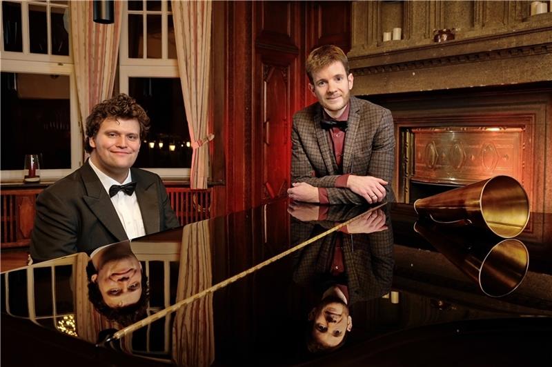 Pianist Christian Schällert und Bariton Lukas Grill sind begeistert von Liedern wie „Mein kleiner grüner Kaktus“. Foto: Pikant-Galant