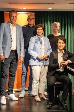 Pianist Haiou Zhang mit seinen Unterstützern und Fans Andreas Sommer (Sparkasse Harburg-Buxtehude), Jens Saß (Implantcast), Bürgermeisterin Katja Oldenburg-Schmidt und Ines Schmidt (Marketingleiterin bei Stackmann).