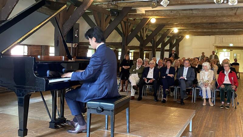 Beim Festakt für Dieter Klar sorgt Pianist und Freund Haiou Zhang für den musikalischen Rahmen 
