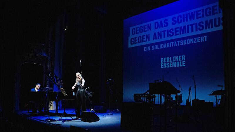 Solidaritätsabend mit Levit und den Toten Hosen Pianist Igor Levit (l) und Cosima Soulez Lariviere auf der Bühne in Berlin.