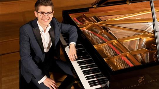 Pianist Jonas Stark probt sein Prüfungsprogramm beim Konzert auf Schloss Agathenburg.
