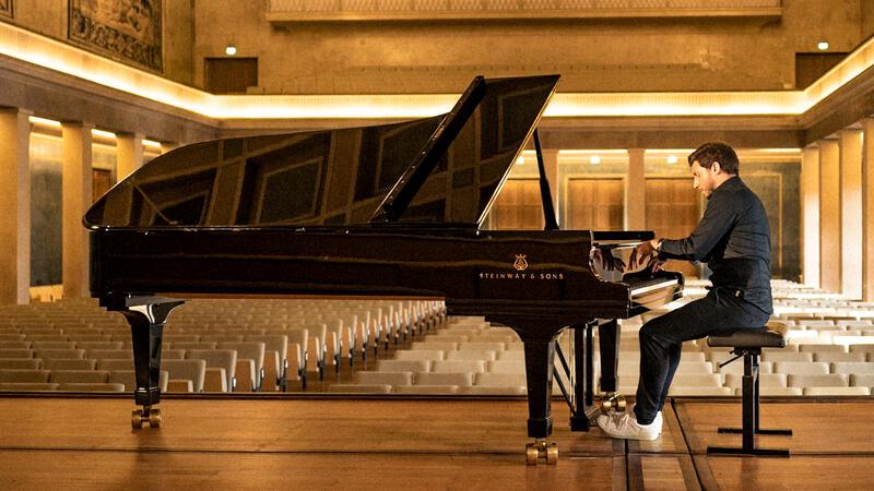 Pianist und Komponist Yojo Christen weihte als 15-Jähriger das Steinway-Klavier im Stadeum ein, zum 20-jährigen Bestehen des Förderkreises gibt es nun ein Wiedersehen bei der Neujahrsmatinee.