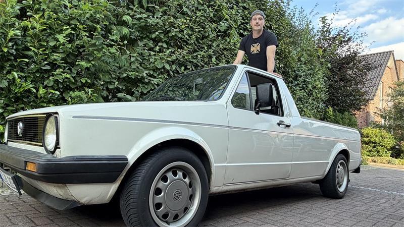 Von Ami-Schlitten bis Zündapp: Apenser Clique fährt auf Oldtimer ab Pick-up made in Germany: Jorvi Liestmann mit seinem VW-Caddy.