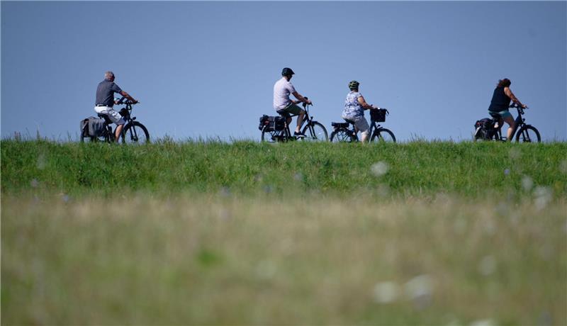 Pickel am Po? Bei längeren Radtouren - etwa am Deich - können sich Entzündungen einstellen. Nichts, wofür man sich schämen muss.