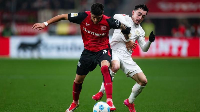 Piero Hincapie (links) und Bayer Leverkusen stehen weiter oben in der Tabelle