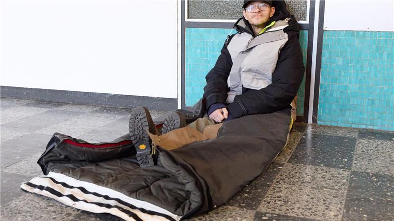 Niederländer erfindet besondere Winterjacke für Obdachlose Pierre hat schon einen solchen Schlafsack.