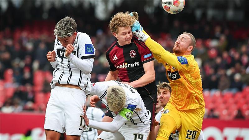 Piet Scobel gibt ein starkes Startelfdebüt beim 1. FC Nürnberg.