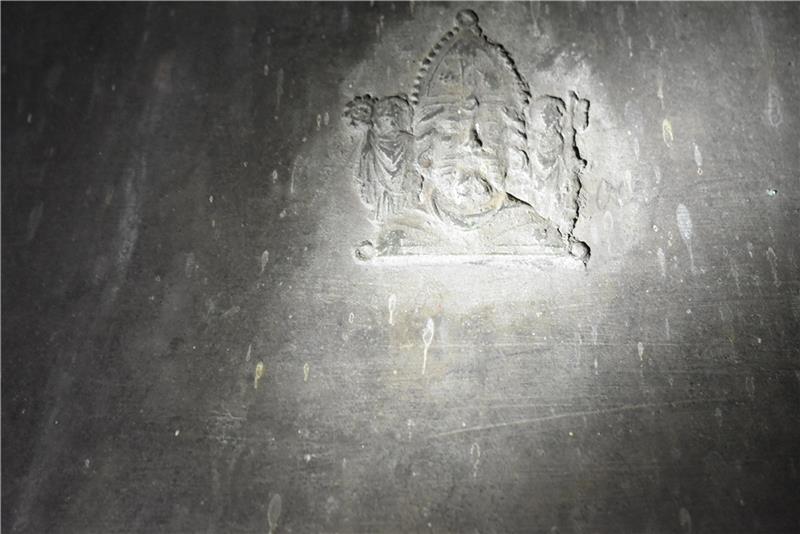 Pilger und Patron Johann von Borch hat das Servatiuszeichen im Jahr 1444 beim Guss der Marienglocke für die Kirche in Bliedersdorf einarbeiten lassen. Er hatte es von einer Pilgerreise aus Maastricht mitgebracht, links und rechts von St. Se