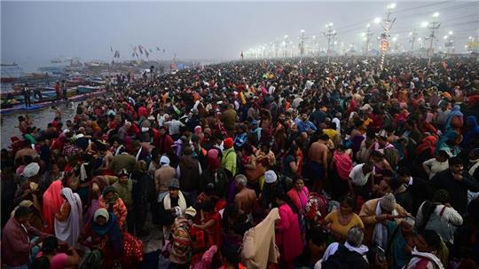 Pilger versammeln sich am Zusammenfluss von Ganges und Jamuna, um ein Bad zu nehmen.