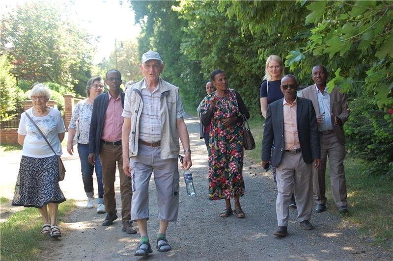 Was diese Ahlerstedter und Bargstedter mit Afrika verbindet Pilgern für die Völkerverständigung: Mitglieder der Kirchengemeinde mit den Freunden aus Gimbi auf dem Pfad bei Bargstedt. Foto: Laudien