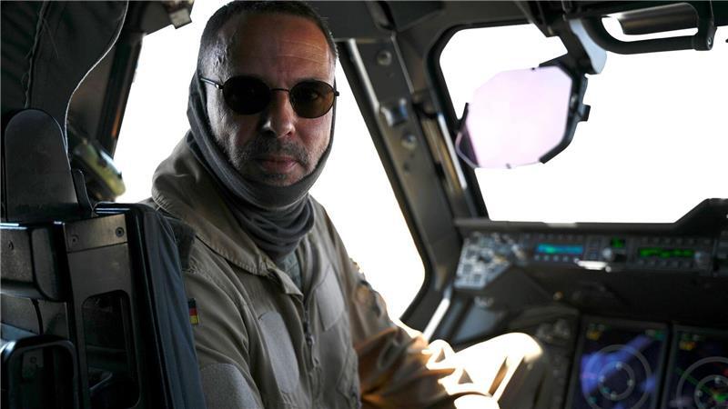 Gaza statt Wunstorf: Die Luftwaffe im Hilfseinsatz Pilot Dieter ließ sich in seiner Maschine von Journalisten über die Schulter schauen.