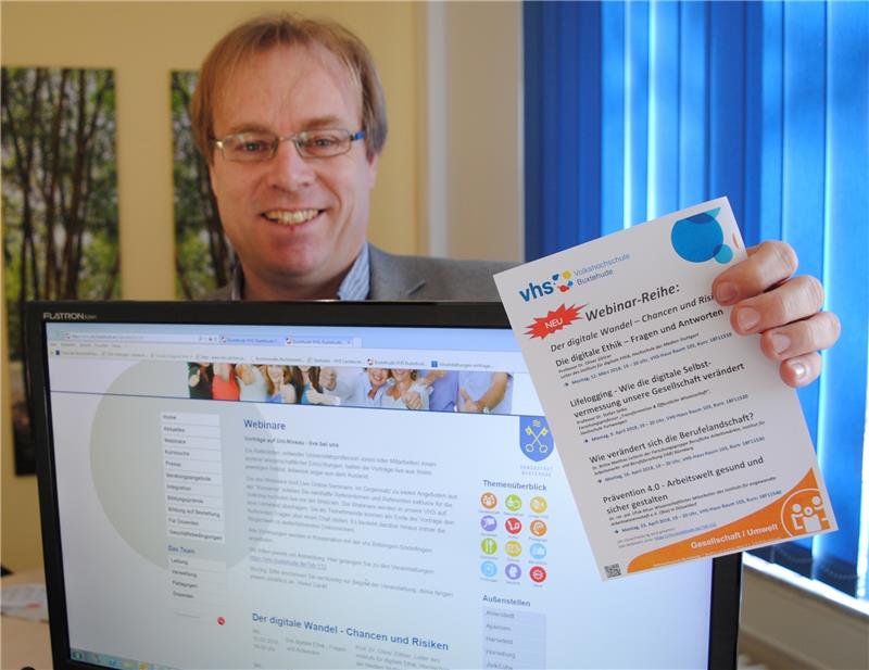 Pilotprojekt: Dr. Dirk Pohl wirbt für Webinare an der Volkshochschule Buxtehude. Foto Vasel
