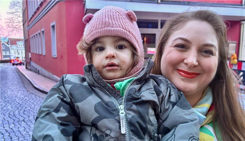 Pinar mit Tochter Almila genießt immer noch das Rodeln am Spielplatz.