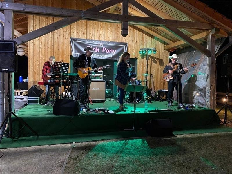 Pink Pony aus Schleswig-Holstein durften zum Abschluss des Kultursommers noch etliche Zugaben auf der Bühne am Brunkhorst’schen Haus in Oldendorf geben. Foto: Schlichtmann