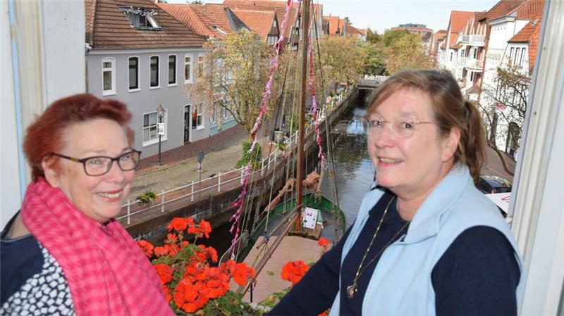 Pinktober: Darum erobern BH-Girlanden Buxtehude Pinktober-Aktivistin Beatrice Kietzmann (links) und Ulrike Kaden, 2. Vorsitzende Förderverein Hafen Buxtehude und Este, schauen auf den mit BHs geschmückten Ewer Margareta. Die pinkfarbene Schiffsbeflaggung macht auf Brustkrebsvorsorge aufmerksam.