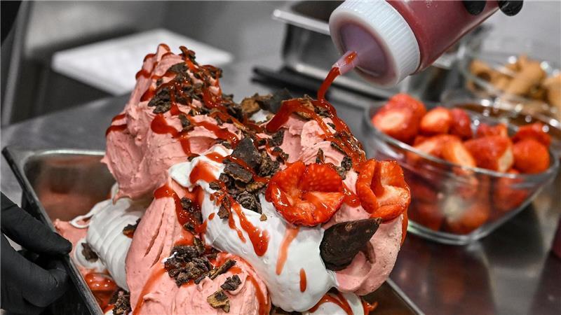 Pinocchio ist eine Melange aus Milcheis und Erdbeersorbet.