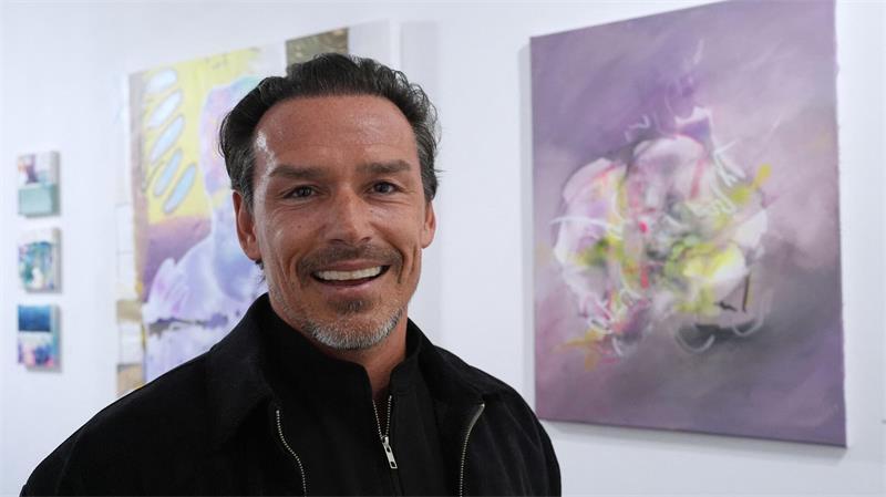 Freiheit an der Leinwand: Trochowski zeigt seine Bilder Piotr Trochowski vor dem Bild mit der berühmten Papierkugel.