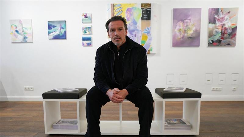 Freiheit an der Leinwand: Trochowski zeigt seine Bilder Piotr Trochowski vor einem Teil seiner Werke.