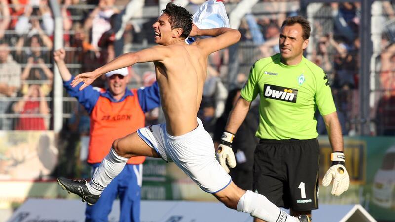 Pirmasens: Pokalhit gegen HSV als Riesenherausforderung Pirmasenser Pokalsensation 2006: Miguel Carvalho jubelt nach dem entscheidenden Tor gegen Bremen im Elfmeterschießen.