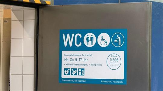Pissoirs umsonst, Kabinen in Toiletten kosten 50 Cent - das findet eine junge Frau in Wien ungerecht.